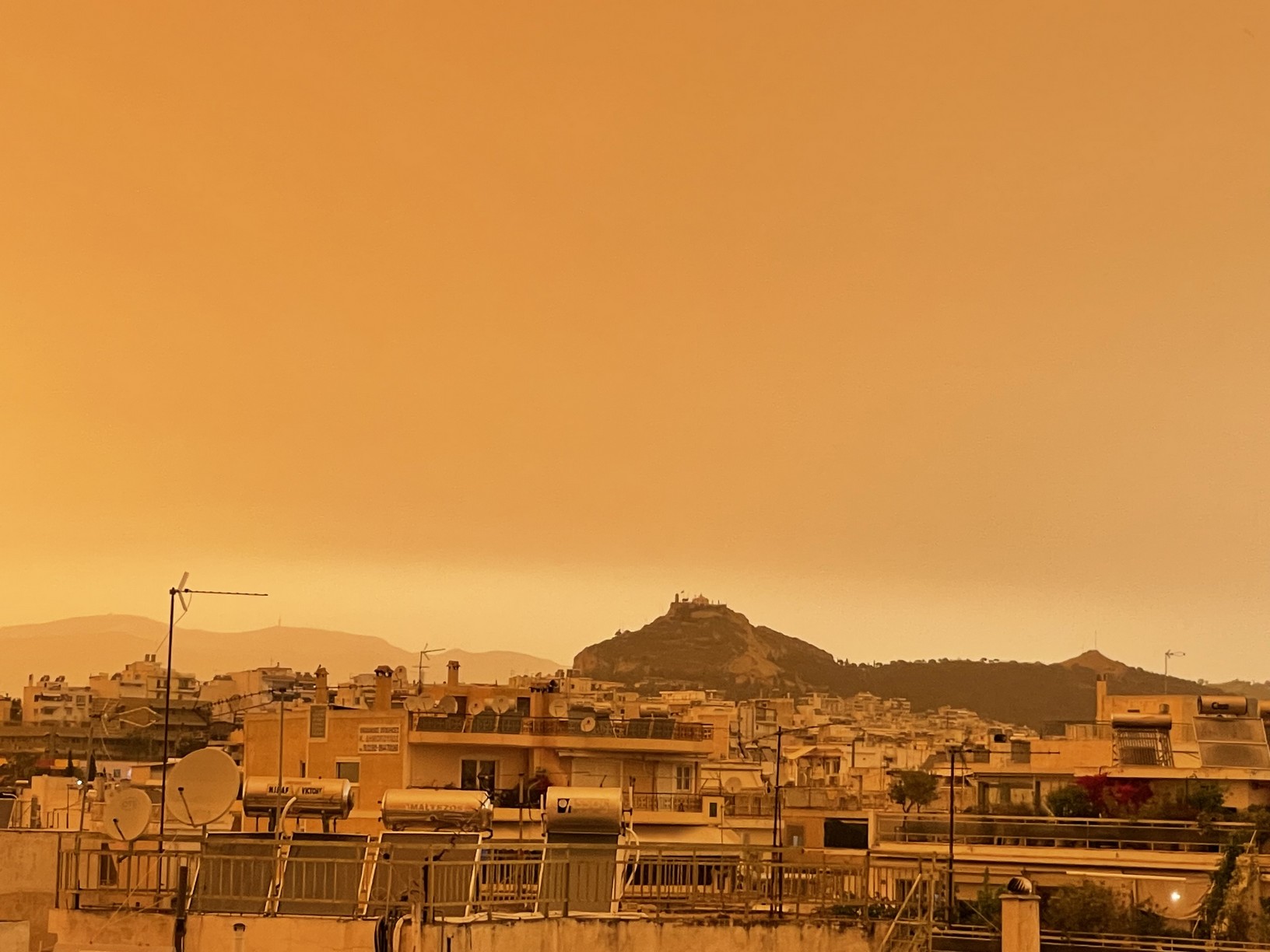 αφρικανική σκόνη: σοκαριστικές εικόνες και βίντεο από τον ουρανό της αττικής