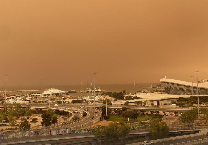 tοπίο στην... πορτοκαλί ομίχλη η αθήνα: h aφρικανική σκόνη σκοτείνιασε τον αττικό ουρανό - τι πρέπει να κάνουμε, πότε υποχωρεί - βίντεο και φωτό
