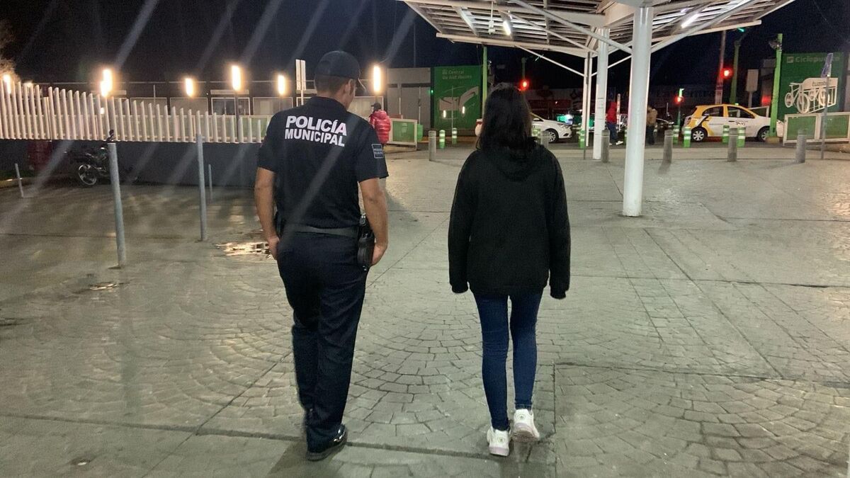 menor de zimapán viaja a pachuca para ver a su novio y queda varada en la central de autobuses