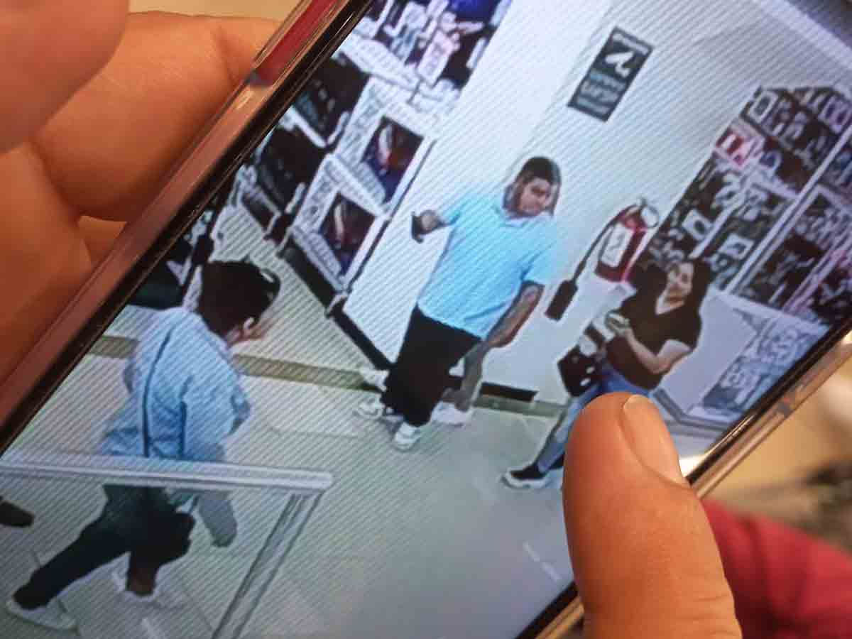 pareja roba celular a niño con síndrome de down; exhiben su foto en redes