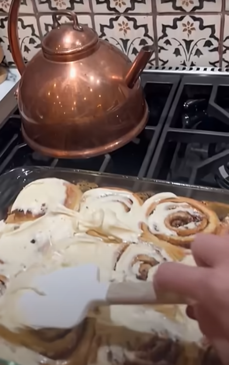 taylor swift just posted never-before-seen kitchen footage & the 'pregame' cinnamon rolls travis kelce loves
