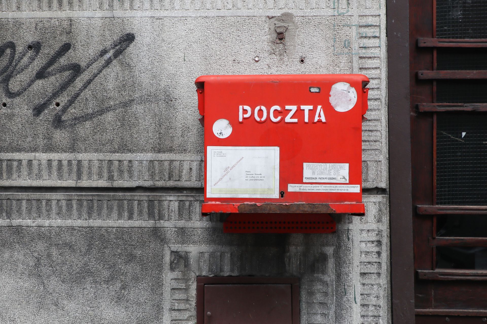 podszywają się pod pocztę polską. proszą o komplet danych
