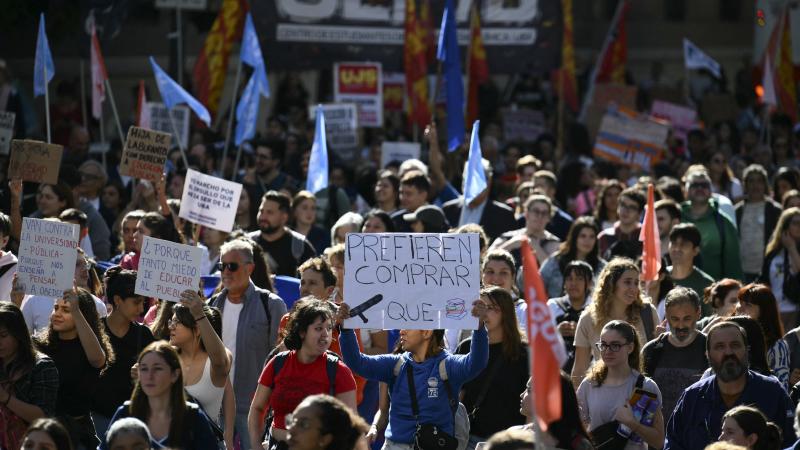 argentine : des dizaines de milliers de personnes manifestent contre le gouvernement
