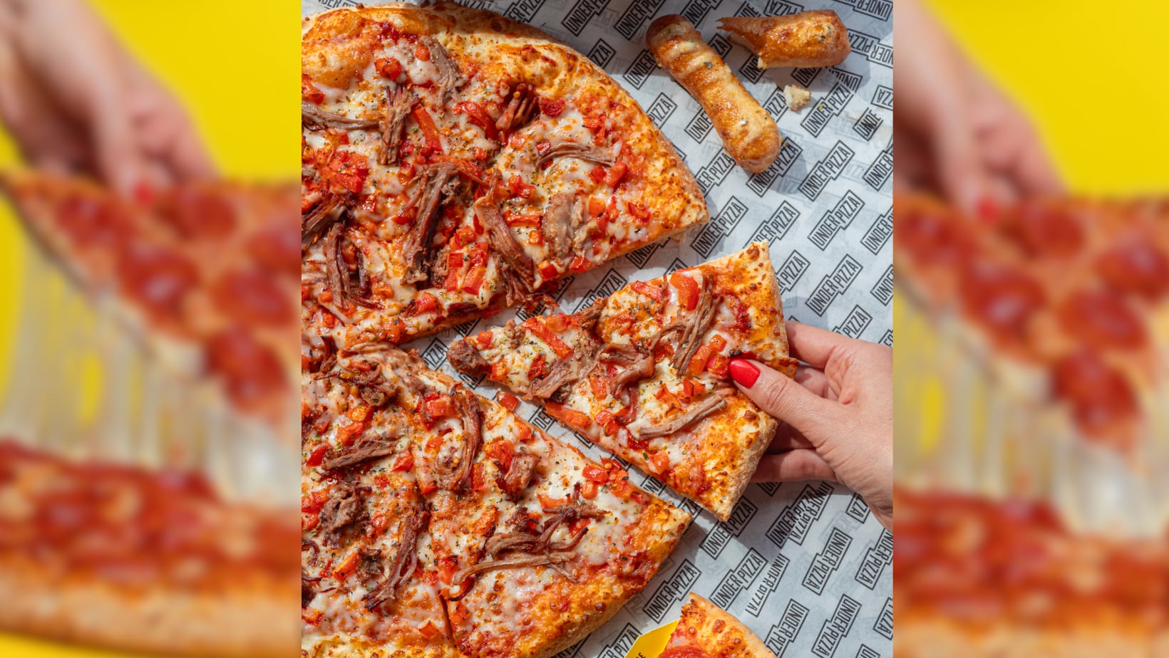 cadena de pizzas resucita a las “micros amarillas” para celebrar su aniversario