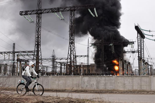 Massive Angriffe auf die Energieinfrastruktur: Ein brennendes Kraftwerk in Charkiw nach einem russischen Luftangriff (22. März 2024). 