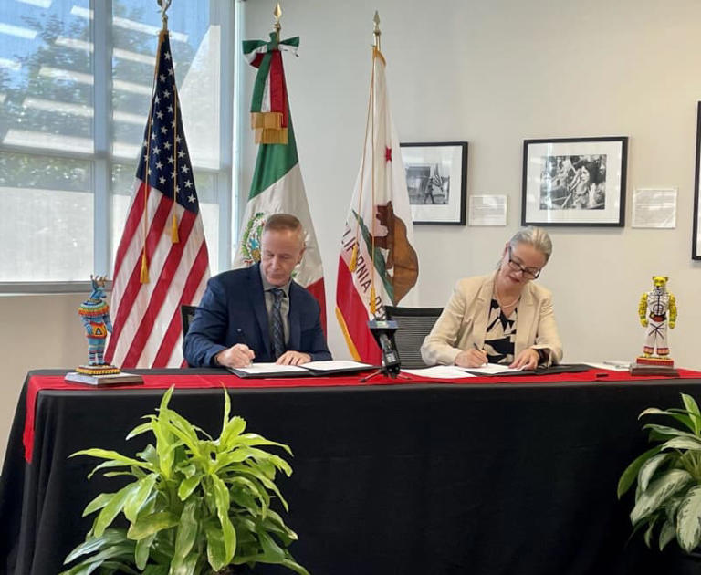 California Labor Secretary Stewart Knox and Consul General Liliana Ferrer of Mexico sign a memorandum of understanding strengthening Mexican workers' rights in California in September of 2023. Photo: California Department of Labor and Workforce Development ©California Department of Labor and Workforce Development