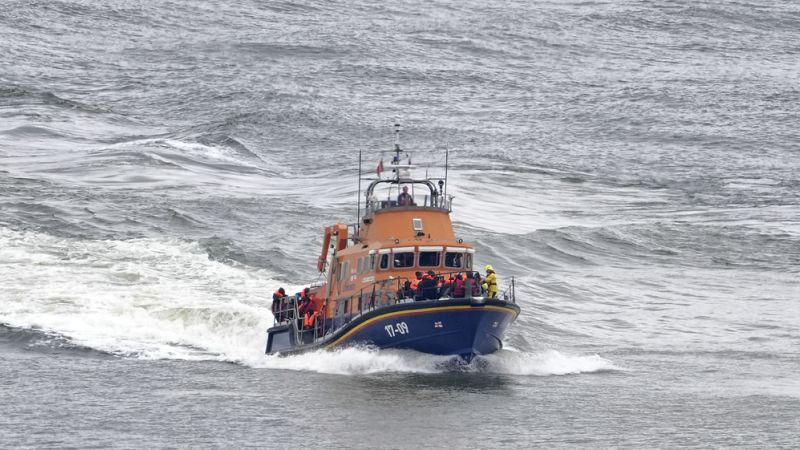 i̇ngiltere'ye gitmek üzere manş denizi'ni geçmeye çalışan beş göçmen öldü