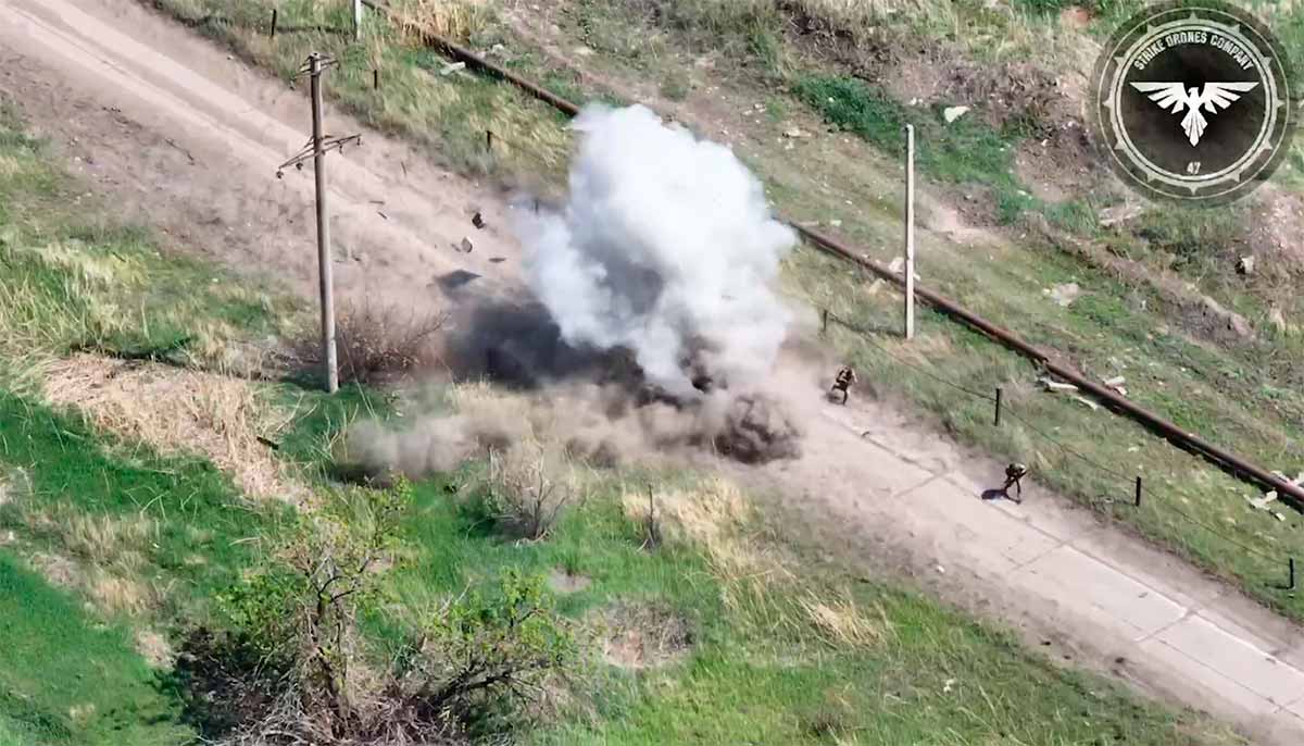vidéo : un drone attaque un véhicule tout-terrain 4×4 avec des officiers russes en ukraine