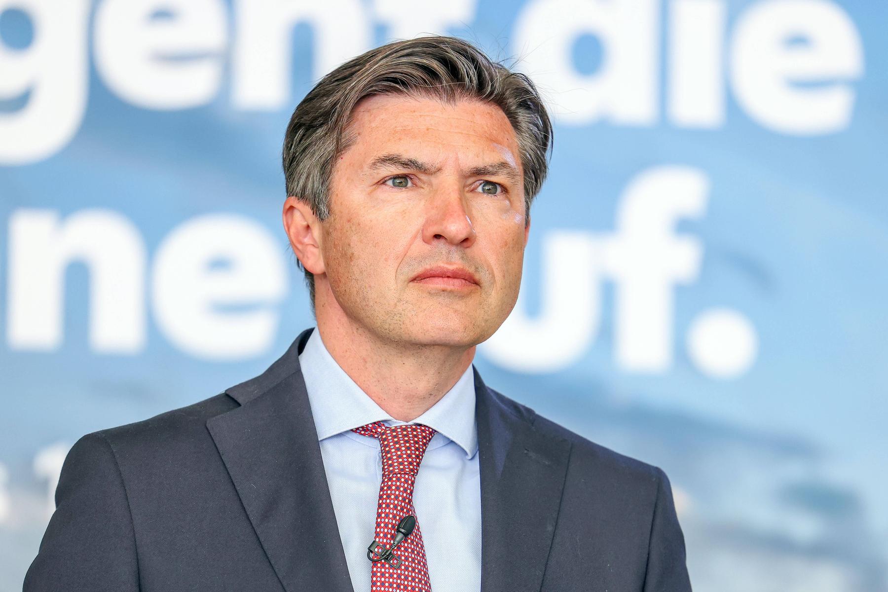 robert zadrazil verlässt chefposten bei der unicredit bank austria