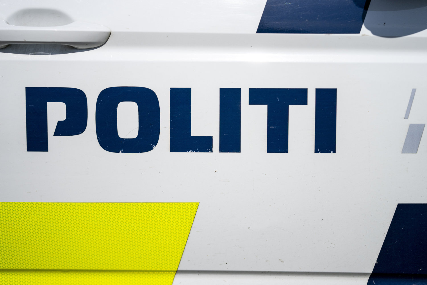 seks syrebomber er kastet ind i skolegård i esbjerg