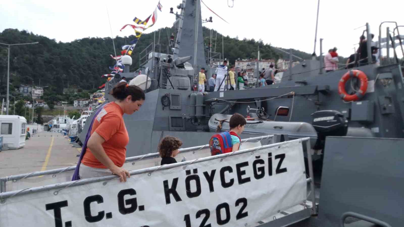 halkın ziyaretine açılan askeri gemi ilgi gördü