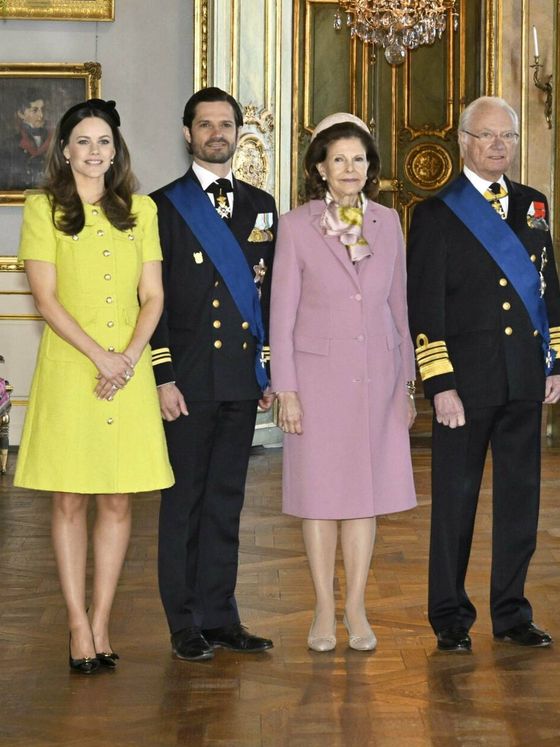 las princesas victoria y sofía, dos cuñadas muy coordinadas vestidas con los colores de la bandera de suecia