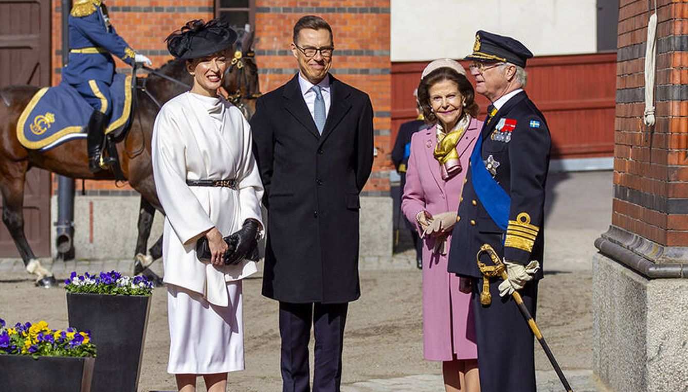 las princesas victoria y sofía, dos cuñadas muy coordinadas vestidas con los colores de la bandera de suecia