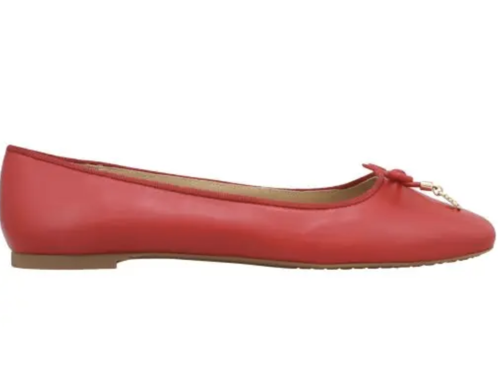 κόκκινες μπαλαρίνες: τα παπούτσια που θα δώσουν στυλ στην πιο απλή εμφάνιση