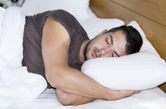 dormir con la cama limpia: el truco con bicarbonato de sodio y agua oxigenada para eliminar las manchas amarillas del colchón