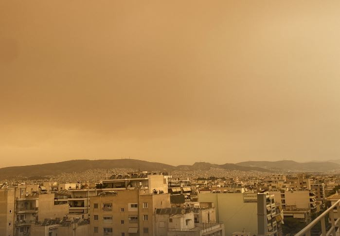 tοπίο στην... πορτοκαλί ομίχλη η αθήνα: h aφρικανική σκόνη σκοτείνιασε τον αττικό ουρανό - τι πρέπει να κάνουμε, πότε υποχωρεί - βίντεο και φωτό