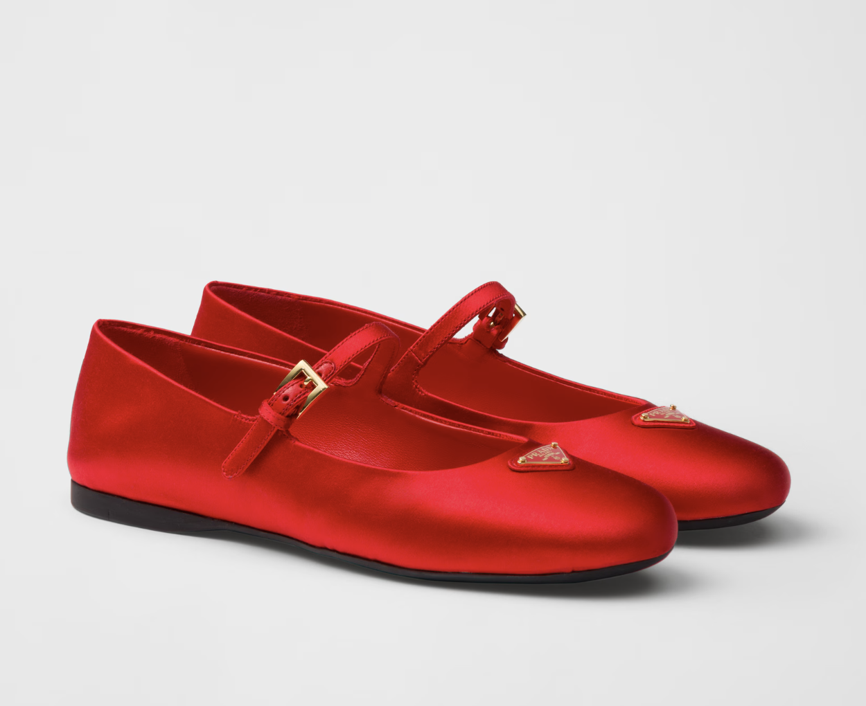 κόκκινες μπαλαρίνες: τα παπούτσια που θα δώσουν στυλ στην πιο απλή εμφάνιση