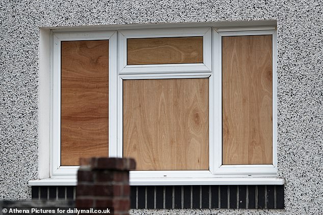 suspected 'dine-and-dashers' have windows smashed by masked gang