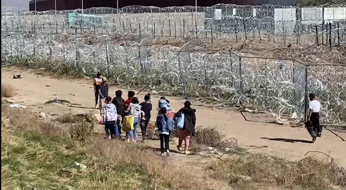 migrantes llegan a la frontera; se reúnen en punto más peligroso