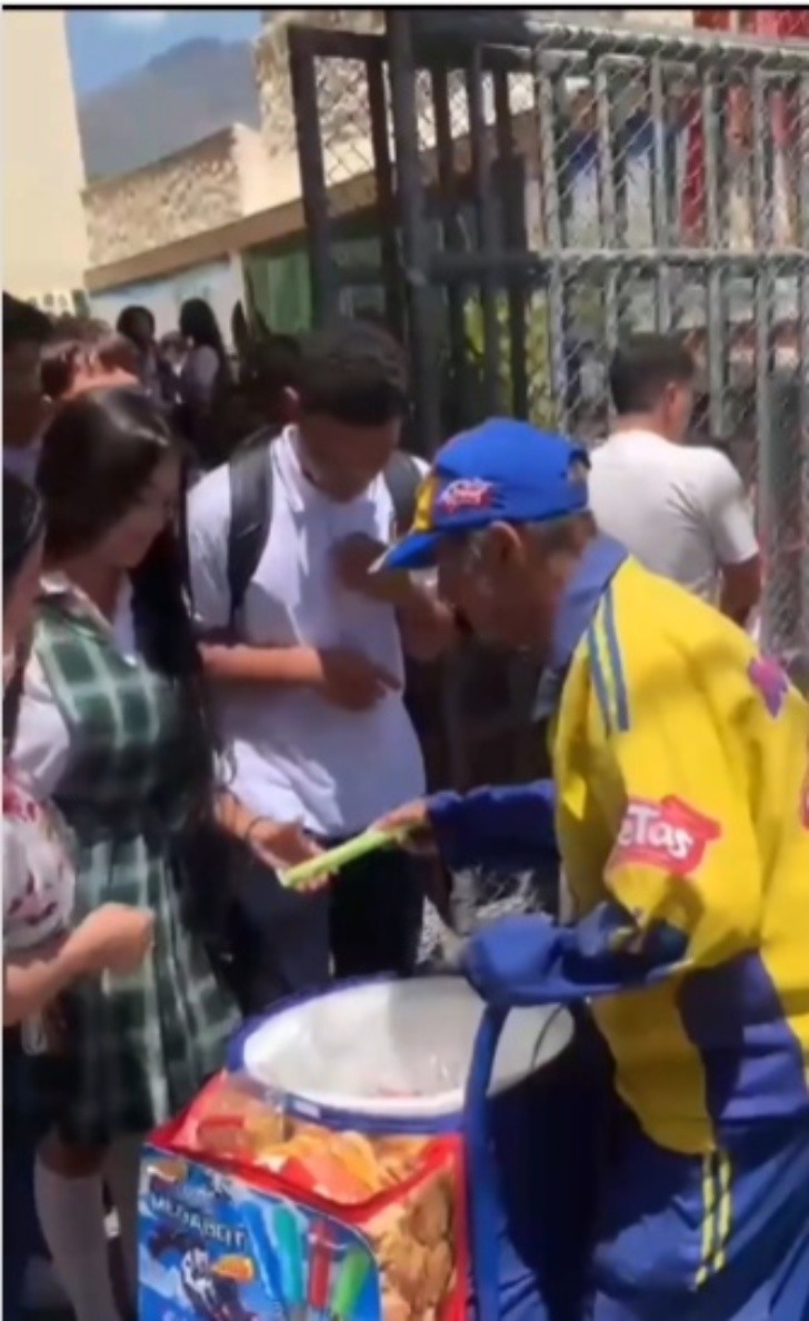 video: alumnos se unen para comprar todos los helados a un señor de la tercera edad