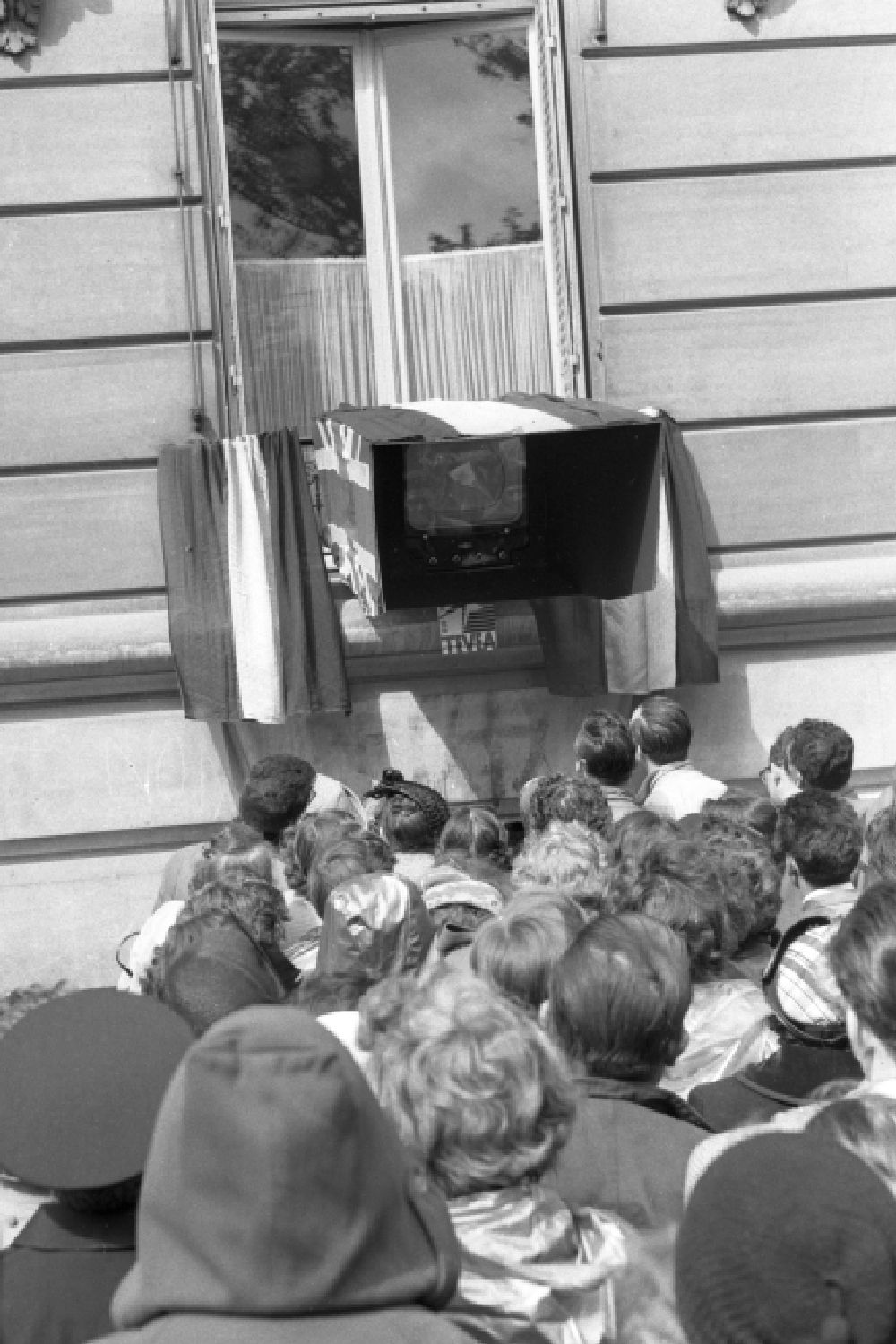 <p>                     Reportedly, a whopping 27 million people in the UK watched the ceremony on television and 11 million listened on the radio, with even more viewers across the globe. This photograph depicts a crowd in France gathering together to watch the coronation ceremony on a public screen.                   </p>