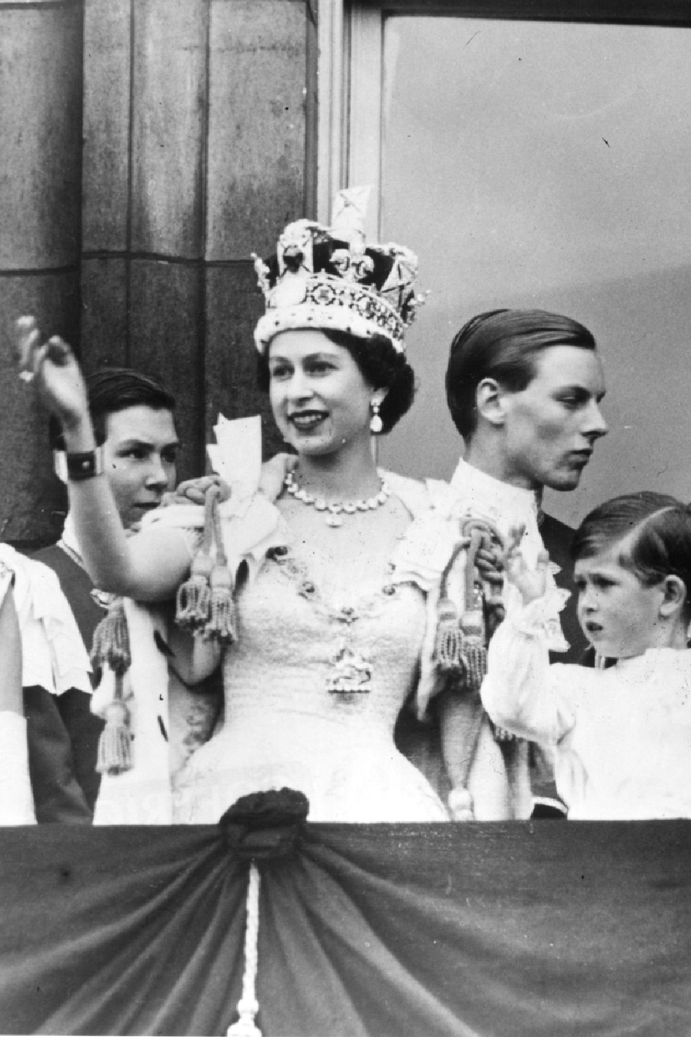 <p>                     The Queen is known to enjoy simple food - and her Coronation day in 1953 was no different. Her Majesty was said to enjoy a traditional menu of soup, steak and salad, followed by ice cream.                   </p>