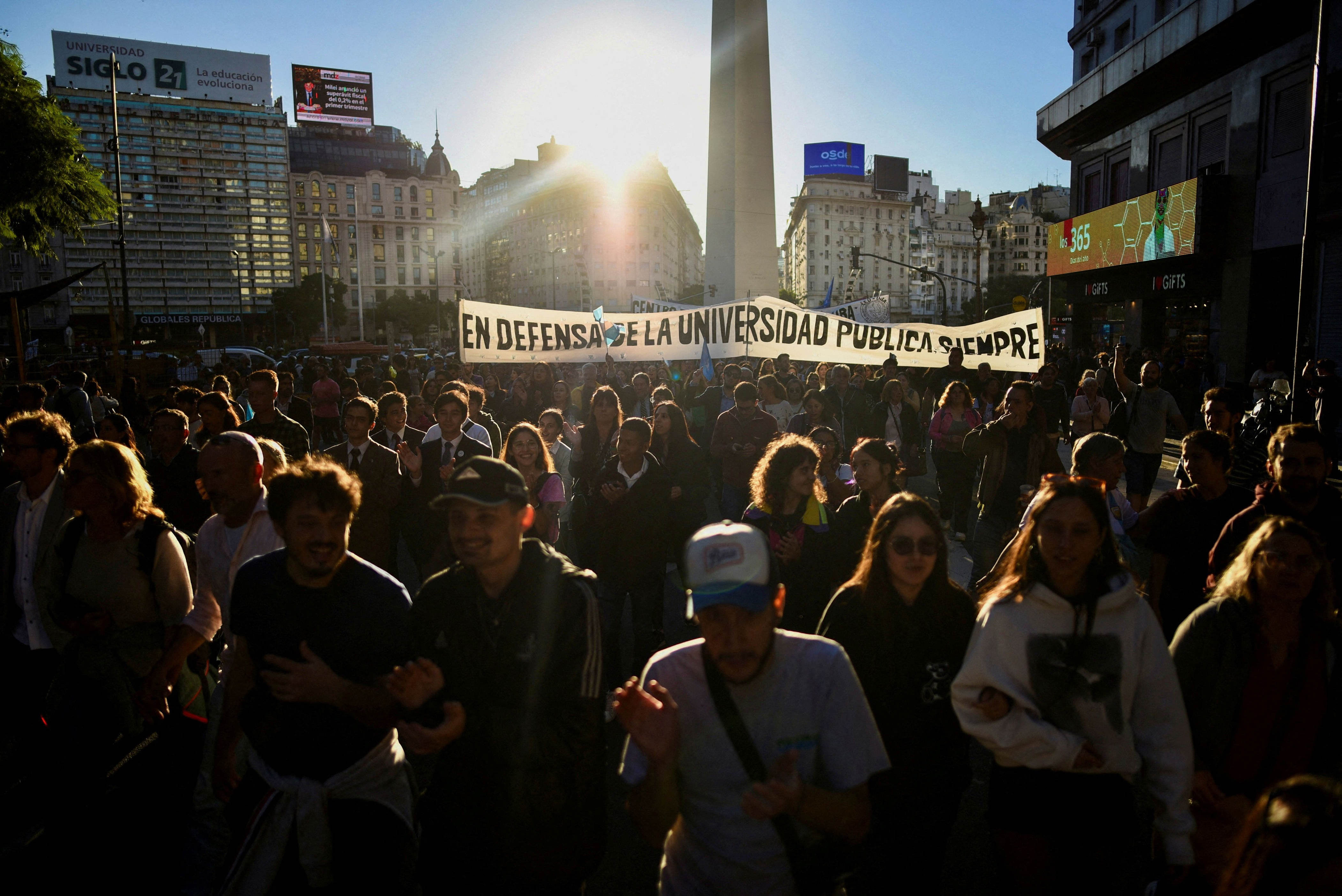 hunderttausende argentinier protestieren gegen sparkurs bei bildung