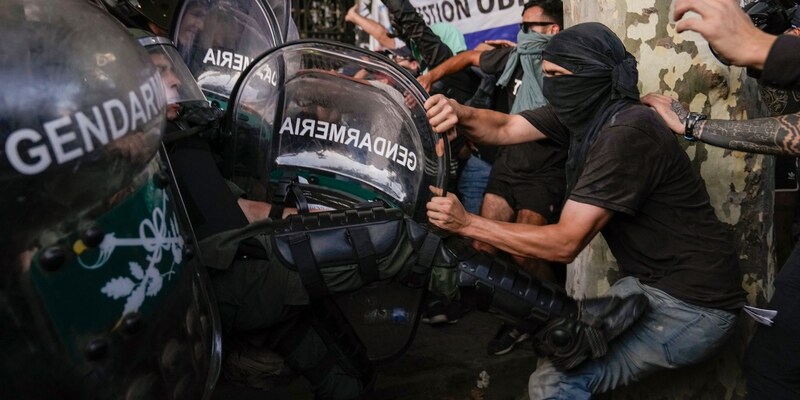 in der hauptstadt rund 100.000 menschen - massendemonstrationen in argentinien gegen sparkurs von präsident milei