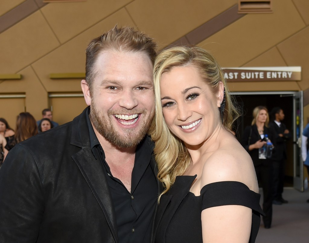 Kellie Pickler Performs Live For The First Time Since Husband Kyle ...