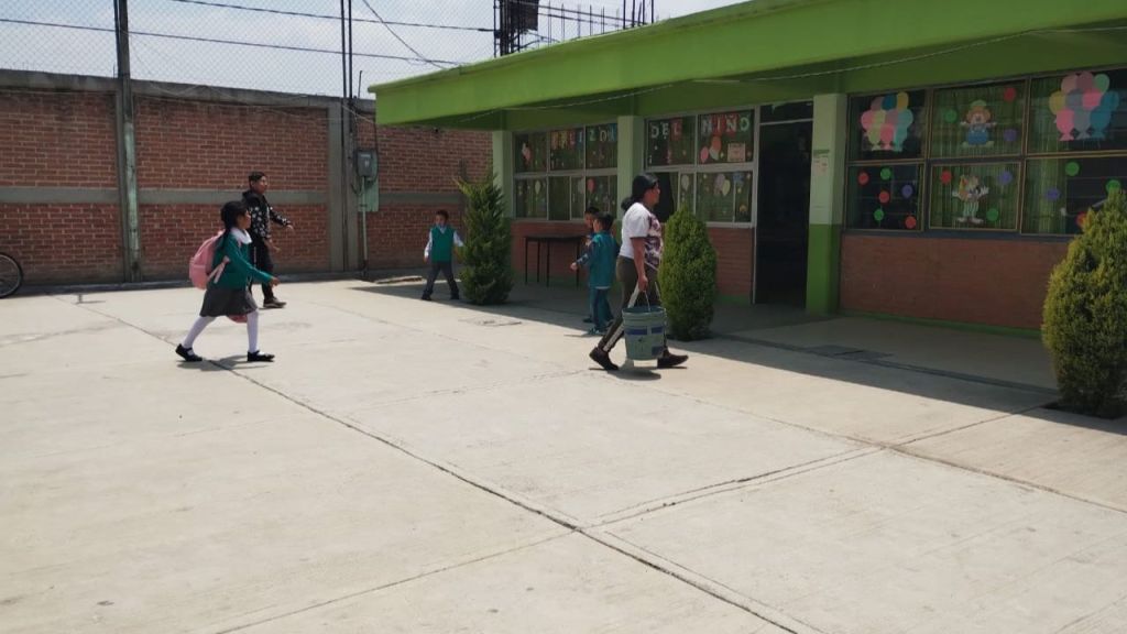primaria en chimalhuacán niega el acceso a niños, tras imponer una cubeta de agua por alumno