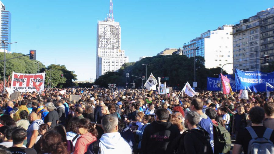 fotos: masiva manifestación contra el ajuste a las universidades públicas