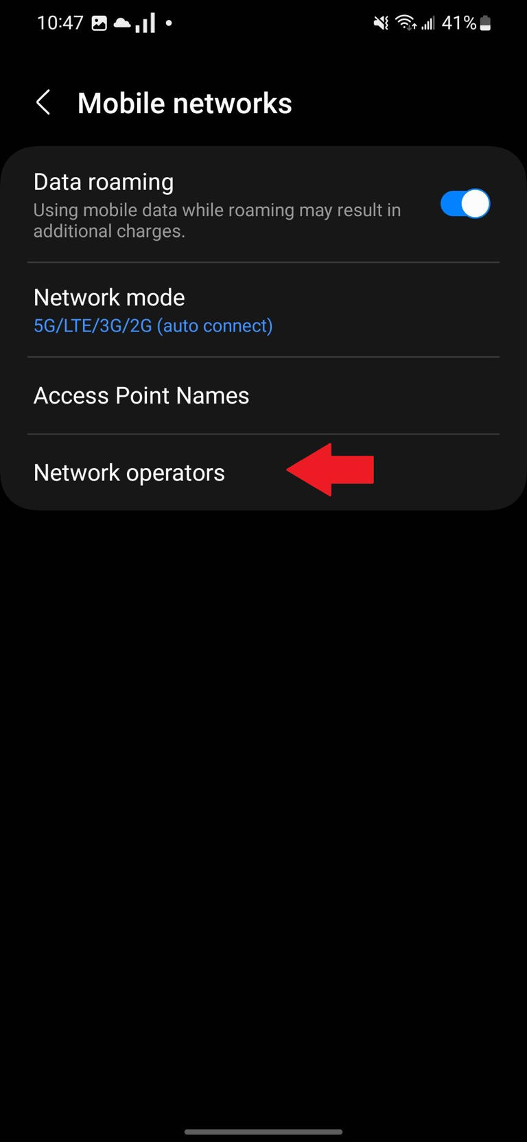 Mobile networks settings on a Samsung phone with a red arrow pointing to the Network operators option