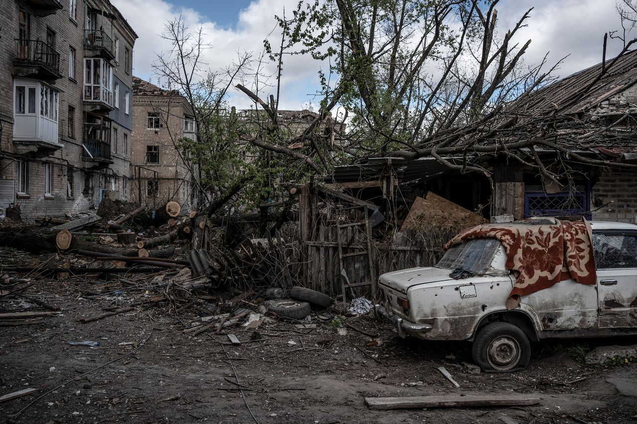 inside a besieged ukrainian city where soldiers await u.s. arms