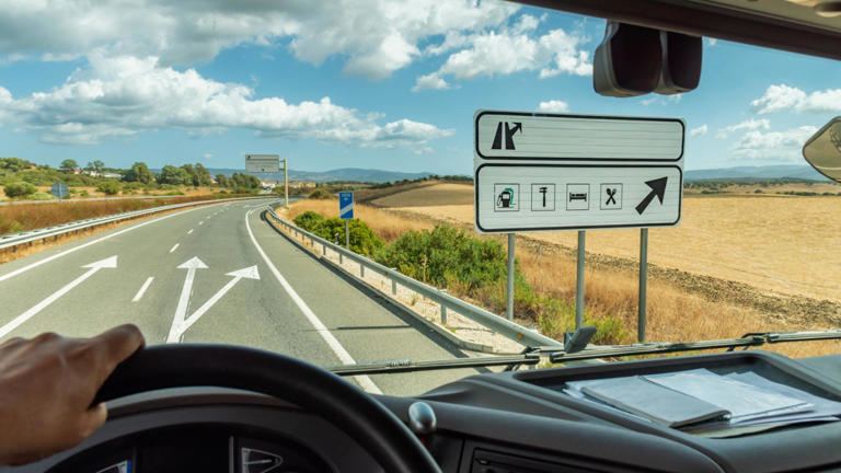  ¿Cómo saber si una gasolinera está al lado de la autovía? La clave se encuentra en el cartel 