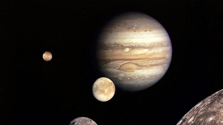 Jupiter, de planeet rechtsboven, heeft ook een redelijk lage dichtheid en is herkenbaar aan de wolkachtige atmosfeer
