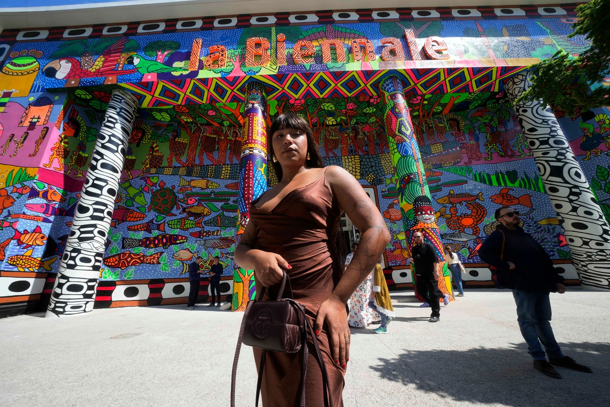 biennale in venedig ehrt indigene künstler