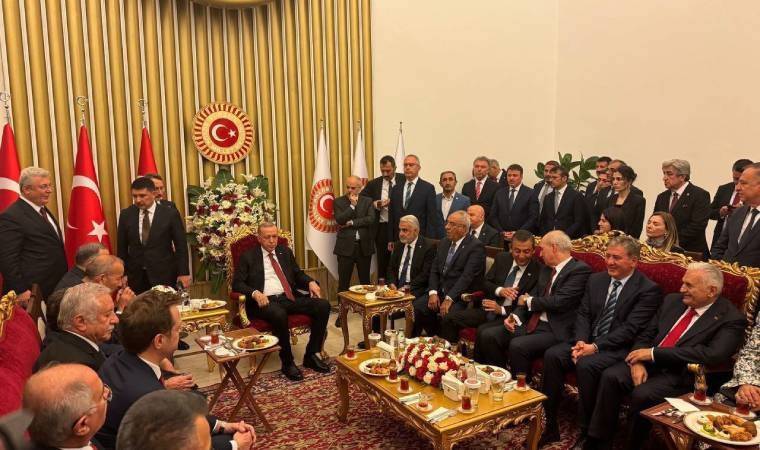 fehmi koru: chp genel başkanı özgür özel, ak parti genel başkanı da olan cb tayyip erdoğan ile meclis’te çay içti; sıra külliye’ye çıkmasında