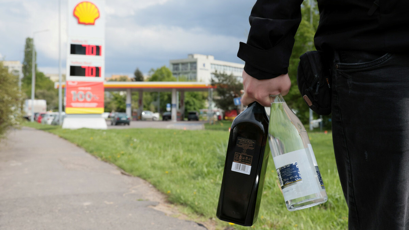 zakaz sprzedaży alkoholu na stacjach benzynowych. społeczeństwo podzielone niemal na pół