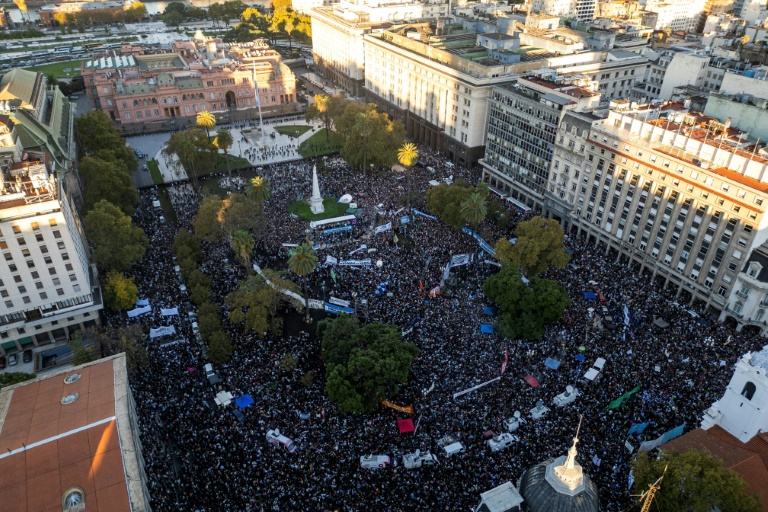 cientos de miles de personas salen a defender la universidad pública en argentina