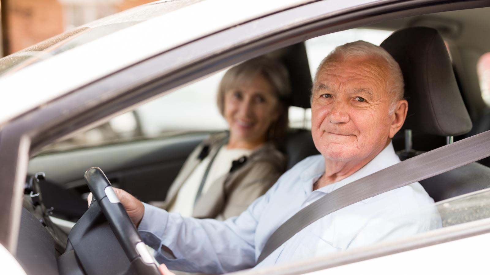 στα θρανία επιστρέφουν οι 65χρονοι -γιατί θα πρέπει να περνούν από αυστηρότερες εξετάσεις οδήγησης