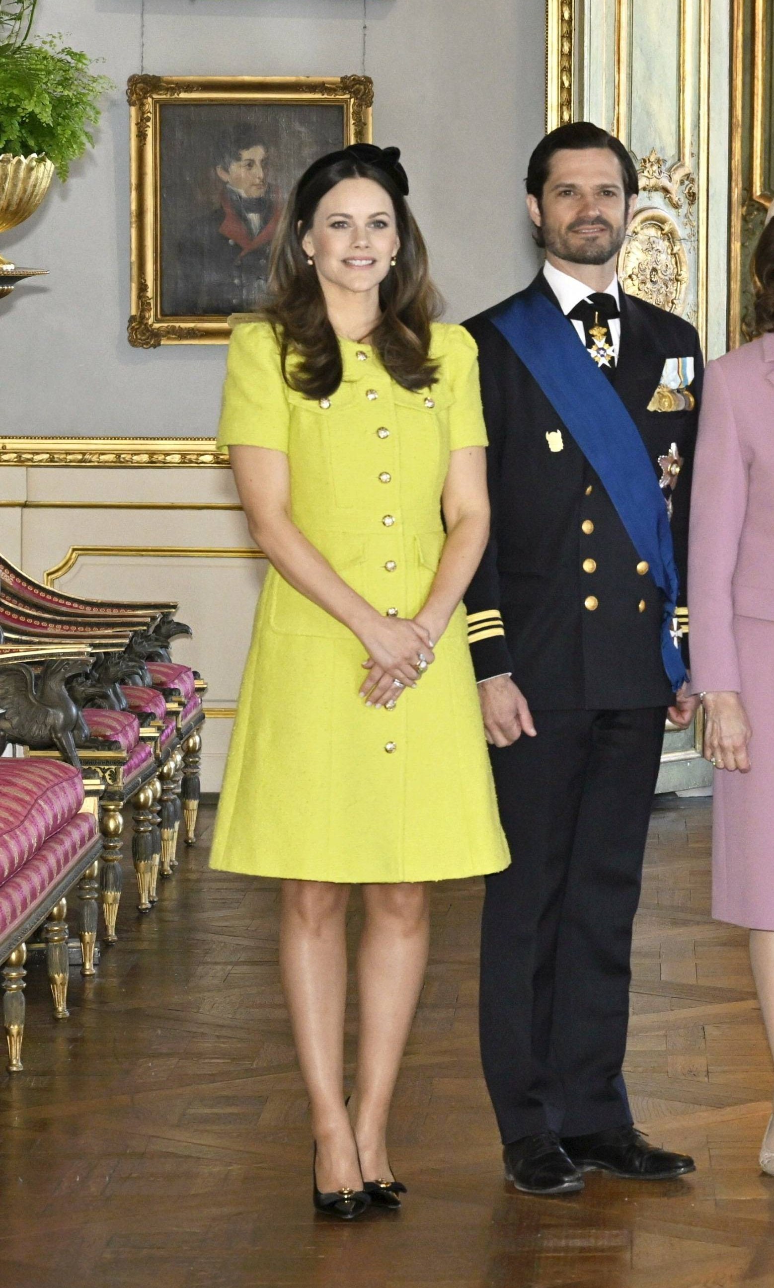 el vestido camisero de sofia hellqvist es el sueño de la invitada de día porque es amarillo