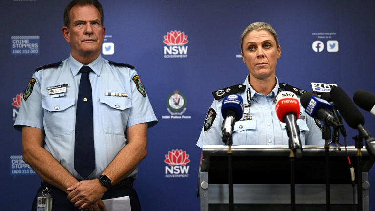 Dave Hudson et Krissy Barrett, membres de la police australienne, ont tenu une conférence de presse ce mercredi à Sydney. Via REUTERS/AAP/Dan Himbrechts