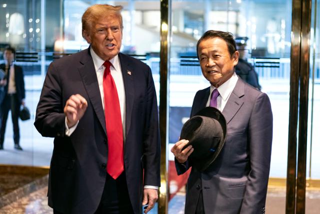 일본 아소, 트럼프 만났다... '양다리 외교' 늘자 바이든 심기 불편