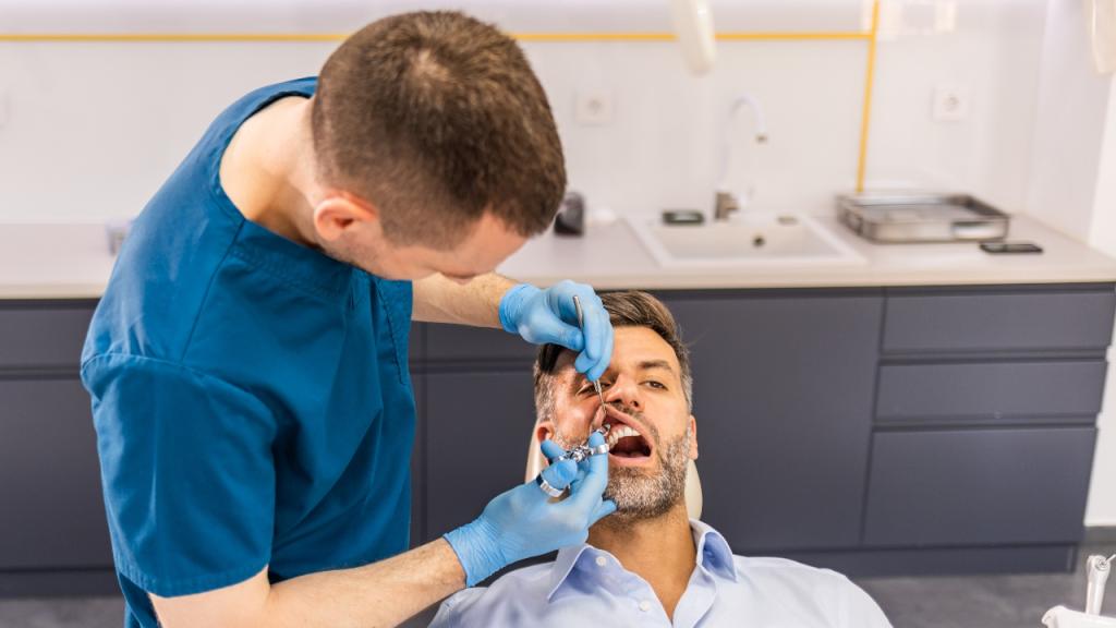 mann will sich zahn-implantat setzen lassen: plötzlich ist es in seinem gehirn