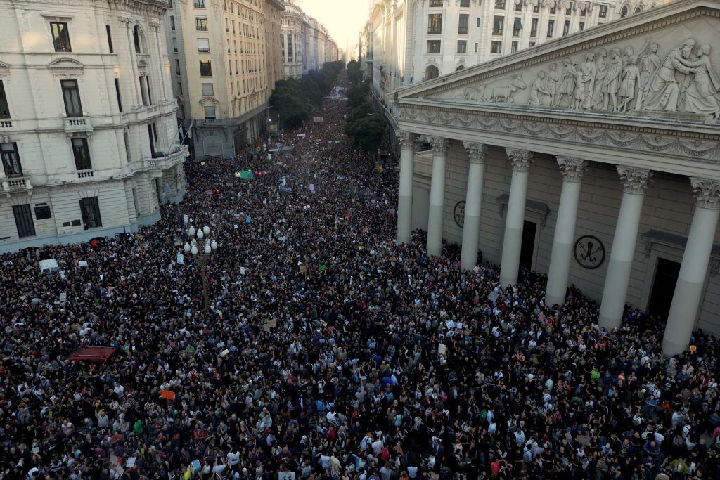 “en defensa de la educación pública”: argentina registra una de las protestas más grandes de los últimos 20 años contra recortes de javier milei