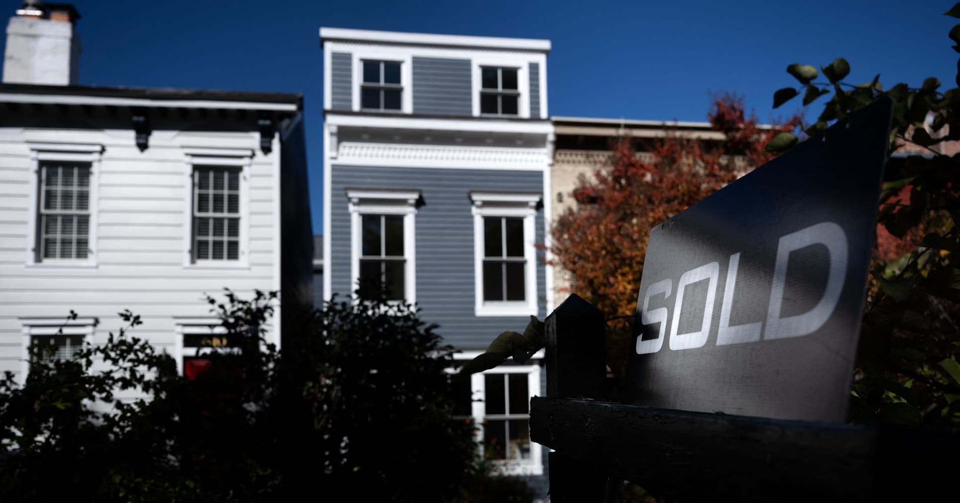 mortgage demand drops as interest rates soar over 7%