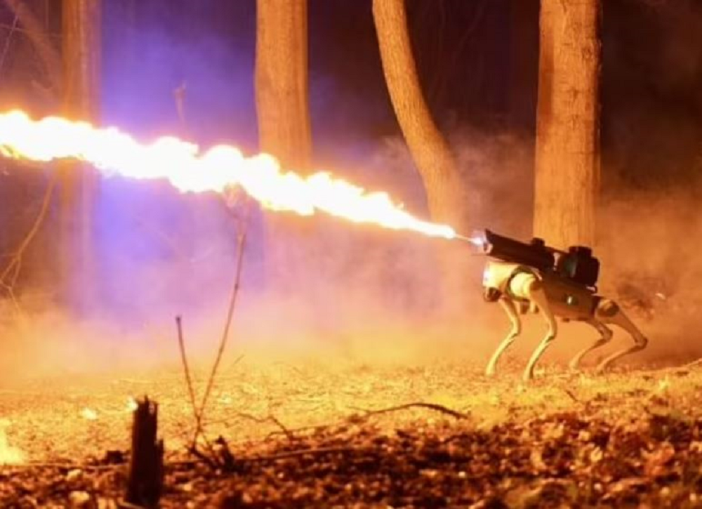 γνωρίστε τον thermonator: ο πρώτος σκύλος-ρομπότ με φλογοβόλο στην πλάτη – βίντεο