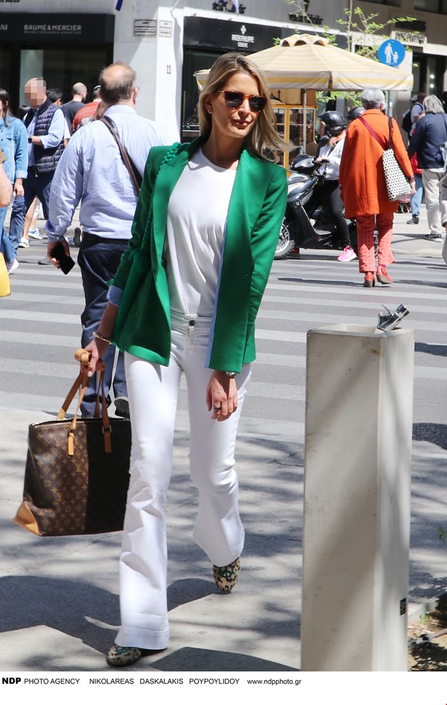 τατιάνα μπλάτνικ | το casual look με λευκό παντελόνι και πράσινο σακάκι στο κέντρο της αθήνας