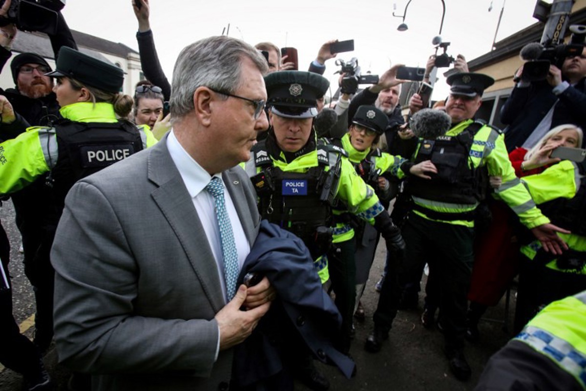 l'ex-chef de file des unionistes nord-irlandais placé sous contrôle judiciaire