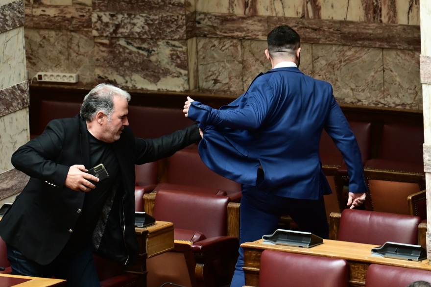 alert! ο πρώην βουλευτής των σπαρτιατών, φλώρος, γρονθοκόπησε μέσα στην ολομέλεια βουλευτή της ελληνικής λύσης